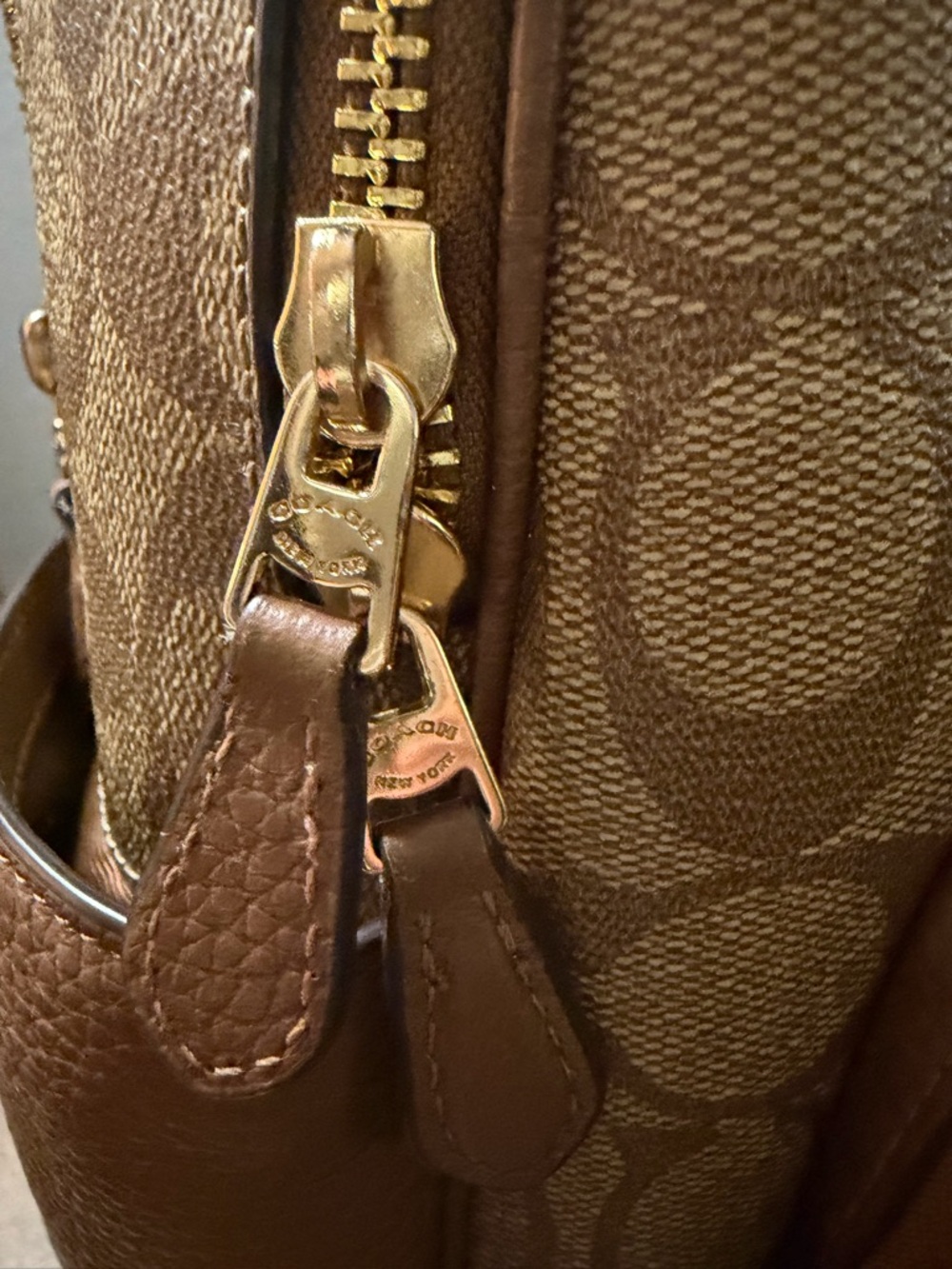 Coach Court Signature Backpack - Picture 9 of 16